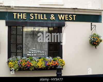 La maison de campagne de l'Ouest et encore. Un pub anglais traditionnel situé dans le port de Portsmouth, Hampshire, England, UK Banque D'Images