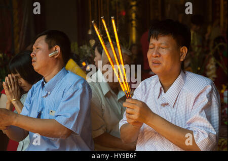 28.01.2017, Yangon, République de l'Union du Myanmar, en Asie - fidèles bouddhistes prient à l'Kheng Hock Keong Temple. Banque D'Images