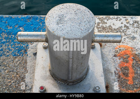 Libre d'un point fixe d'amarrage sur une jetée par la mer Banque D'Images