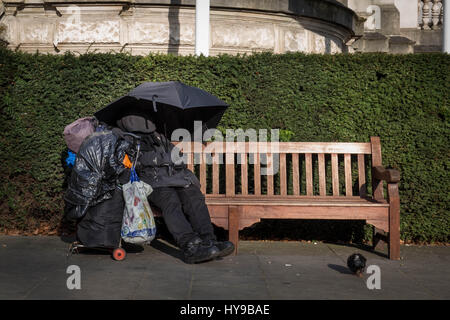 Un sans-abri dort le jour près de Millbank, au centre de Londres. Les sans-abri et sans-abrisme de rue continue d'augmenter à Londres et au Royaume-Uni. Banque D'Images