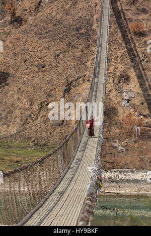 Le câble d'acier pied suspension pont sur la Pho Chhu, près de Punakha est le plus long pont suspendu au Bhoutan. Banque D'Images