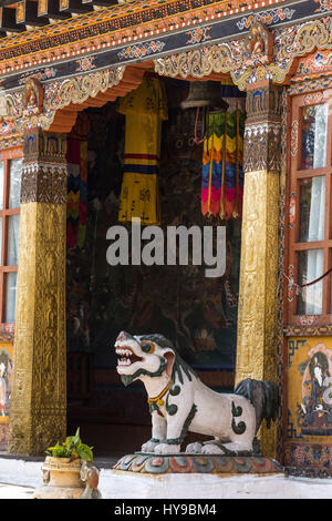 Un lion des neiges tibétain mythique garde l'entrée du temple bouddhiste à Punakha, Bhoutan. Banque D'Images