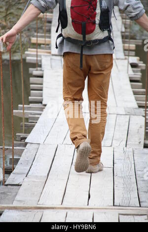 Hôtels et tourisme à pied sur un pont suspendu en bois Banque D'Images