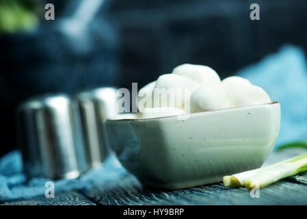 Dans un bol et mozzarella sur une table Banque D'Images