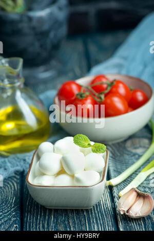 Dans un bol et mozzarella sur une table Banque D'Images