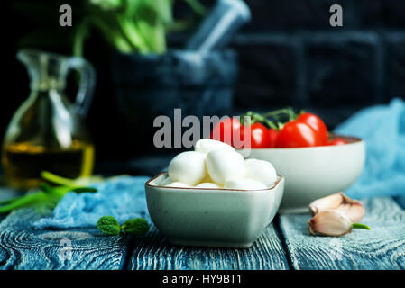 Dans un bol et mozzarella sur une table Banque D'Images