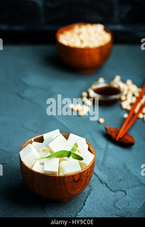 Fromage de tofu dans un bol et sur une table Banque D'Images