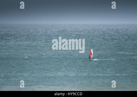 Planche à voile Sports Nautiques mer activité de loisirs Hobby sport extrême ; l'équilibre de compétences de l'Océan Banque D'Images