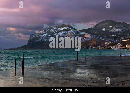 Lever du soleil sur le mont Karadag et plage d'hiver de Koktebel, Crimée Banque D'Images