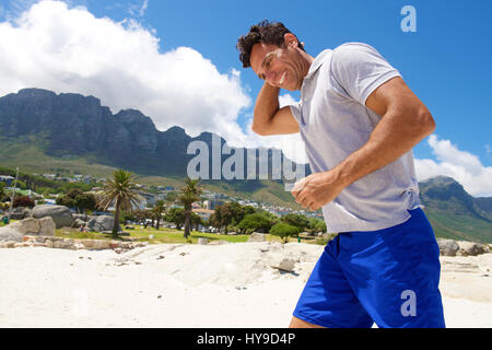 Portrait d'un homme d'âge moyen de marcher sur la plage en été Banque D'Images