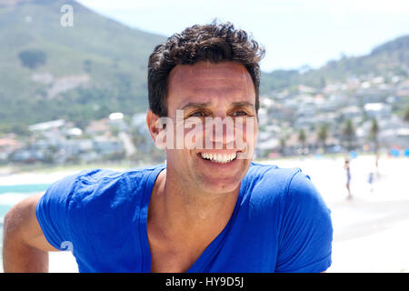 Portrait d'un bon à la middle aged man smiling outdoors Banque D'Images