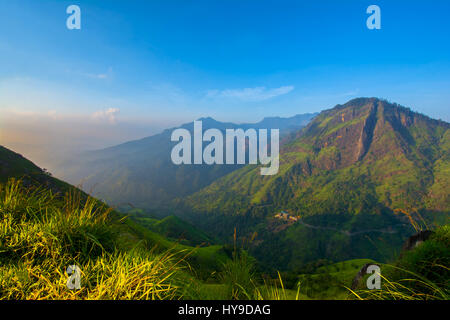 Beau lever de soleil à little Adams peak dans Ella, Sri Lanka Banque D'Images