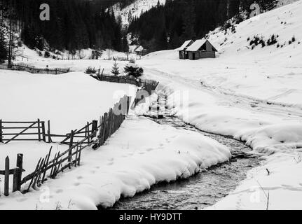 Maison rustique près de la forêt, l'hiver, Red Lake, Transylvanie, Roumanie, B&W Banque D'Images