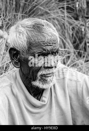 Close up of tribal vieil homme aux cheveux blancs et sa barbe with