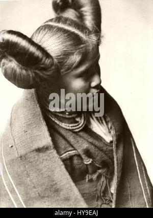 La collection People 023 d'Edward S. Curtis est une photographie tirée de son portrait complet des tribus amérindiennes. Les travaux mettent en lumière la vie traditionnelle et les aspects culturels des peuples autochtones, en mettant l'accent sur la représentation et l'identité individuelles. Banque D'Images