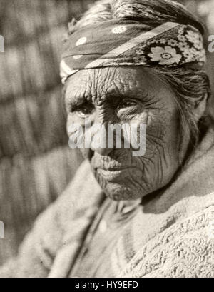 La photographie d'Edward S. Curtis de sa collection, « People 086 », capture un Indien américain en tenue traditionnelle. Les œuvres de Curtis sont emblématiques pour documenter la vie des autochtones américains, en mettant l'accent sur le riche patrimoine culturel et l'identité des peuples autochtones en Amérique du Nord. Banque D'Images