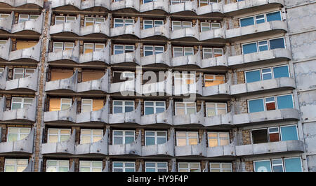 Dead windows. Fragment d'abandonné et regroupement d'immeuble de grande hauteur en Crimée. Banque D'Images