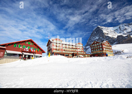 Station de ski de la Jungfrau avec célèbre Eiger, Mönch et Jungfrau pics dans Swiss Alps, Grindelwald, Suisse Banque D'Images