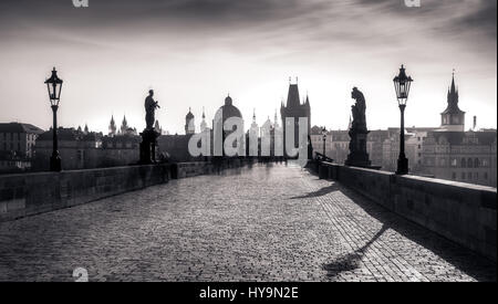 Vue panoramique du pont Charles monochrome des temps d'exposition, Prague, République Tchèque Banque D'Images