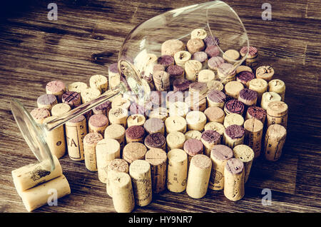 Détail de verre de vin vide sur corks en vieux style vintage filtrée Banque D'Images