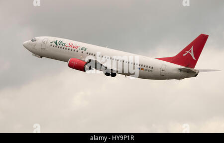 London Stansted Airport ; Albastar Boeing 737 - MSN 24129 Banque D'Images