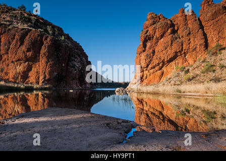 Réflexions de formations rocheuses à Glen Helen Gorge trou d'eau dans le Territoire du Nord en Australie Centrale Banque D'Images