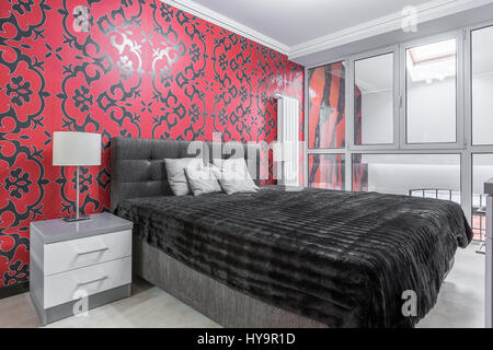 Fantaisie chambre avec lit double, table de chevet, fenêtre, noir et rouge fond d'ornement Banque D'Images