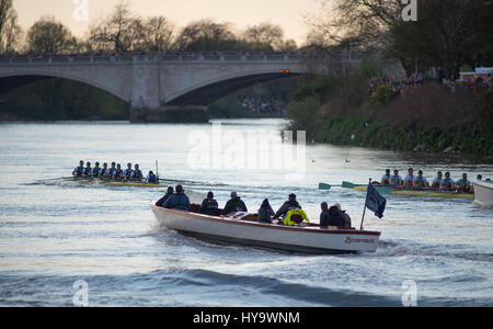 Barnes Bridge, Londres, Royaume-Uni. 2 avril, 2017. Le Cancer Research UK Voile Courses se déroulent à Londres. Parmi les plus anciens des courses de bateaux dans le monde, cette année voit la 163e Oxford Cambridge Boat Race et 72e Women's Boat Race de Putney Bridge à Mortlake sur le parcours de championnat, suivi par des millions dans le monde entier sur la TV en direct. Les photographies prises à partir de Barnes Bridge côté Surrey près de l'arrivée de la 4 mile 374 yard (6.8km) bien sûr. Credit : Malcolm Park/Alamy Live News Banque D'Images