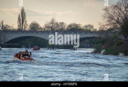 Barnes Bridge, Londres, Royaume-Uni. 2 avril, 2017. Le Cancer Research UK Voile Courses se déroulent à Londres. Parmi les plus anciens des courses de bateaux dans le monde, cette année voit la 163e Oxford Cambridge Boat Race et 72e Women's Boat Race de Putney Bridge à Mortlake sur le parcours de championnat, suivi par des millions dans le monde entier sur la TV en direct. Les photographies prises à partir de Barnes Bridge côté Surrey près de l'arrivée de la 4 mile 374 yard (6.8km) bien sûr. Credit : Malcolm Park/Alamy Live News Banque D'Images