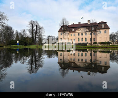 Cottbus, Allemagne. 30Th Mar, 2017. Château Branitz reflète dans un lac près de Cottbus, Allemagne, 30 mars 2017. Photo : Patrick Pleul/dpa-Zentralbild/ZB/dpa/Alamy Live News Banque D'Images