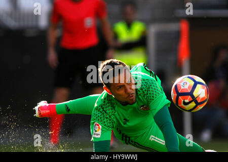 Valence, Espagne. 09Th avr, 2017. Valencia CF vs Deportivo La Corogne - La Liga Journée 29 - Estadio Mestalla, en action pendant le jeu g -- Diego Alves gardien de Valence CF arrête un penalty contre Valence CF au premier semestre : VWPics Crédit/Alamy Live News Banque D'Images