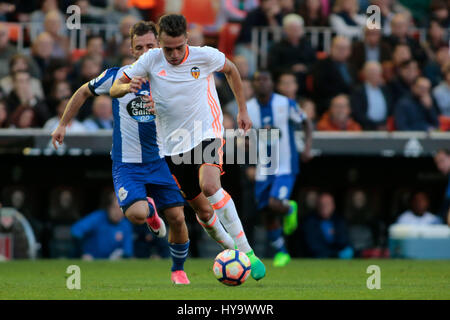 Valence, Espagne. 09Th avr, 2017. Valencia CF vs Deportivo La Corogne - La Liga Journée 29 - Estadio Mestalla, en action pendant le jeu g -- Munir al Haddadi striker pour Valencia CF entraîne le ball Crédit : VWPics/Alamy Live News Banque D'Images