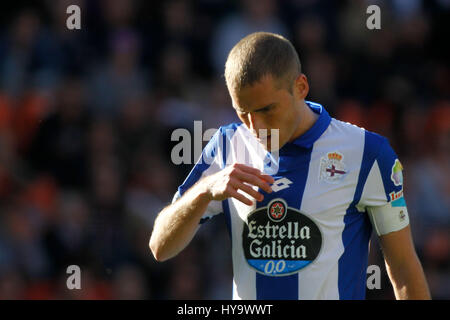 Valence, Espagne. 09Th avr, 2017. Valencia CF vs Deportivo La Corogne - La Liga Journée 29 - Estadio Mestalla, en action pendant le jeu g -- Alex Bergantiños (c) pour crédit : Deportivo La Corogne VWPics/Alamy Live News Banque D'Images