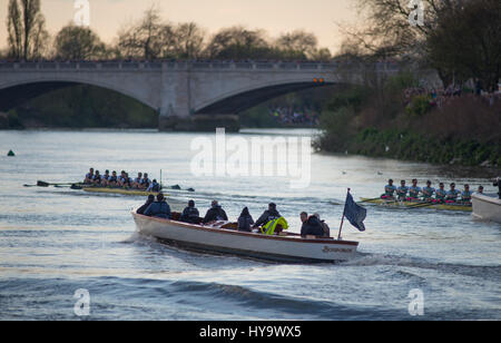 Barnes Bridge, Londres, Royaume-Uni. 2 avril, 2017. Le Cancer Research UK Voile Courses se déroulent à Londres. Parmi les plus anciens des courses de bateaux dans le monde, cette année voit la 163e Oxford Cambridge Boat Race et 72e Women's Boat Race de Putney Bridge à Mortlake sur le parcours de championnat, suivi par des millions dans le monde entier sur la TV en direct. Les photographies prises à partir de Barnes Bridge côté Surrey près de l'arrivée de la 4 mile 374 yard (6.8km) bien sûr. Credit : Malcolm Park/Alamy Live News. Banque D'Images