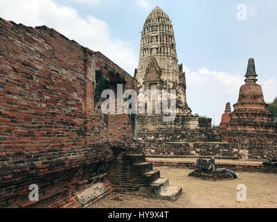 Vue sur le temple de Wat Ratchaburana dans Ayutthaya Historical Park dans le Phra Nakhon Si Ayutthaya, Thaïlande, 28 mars 2017. Après une inondation, le site est reconstruit avec l'aide allemande. Photo : Christoph Sator/dpa Banque D'Images