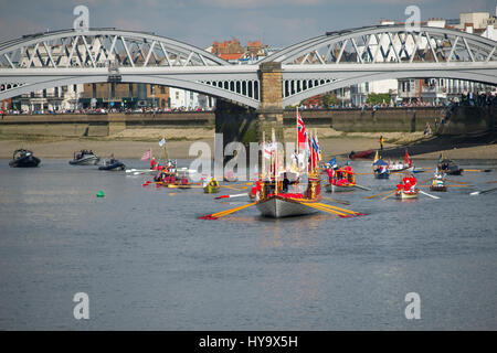 Barnes Bridge, Londres, Royaume-Uni. 2 avril, 2017. Le Cancer Research UK Voile Courses se déroulent à Londres. Parmi les plus anciens des courses de bateaux dans le monde, cette année voit la 163e Oxford Cambridge Boat Race et 72e Women's Boat Race de Putney Bridge à Mortlake sur le parcours de championnat, suivi par des millions dans le monde entier sur la TV en direct. La Barge Royale Gloriana chefs en amont vers Chiswick Bridge et la ligne d'arrivée de course suivi d'une flottille de bateaux d'aviron et de sécurité lance avant de commencer la course. Credit : Malcolm Park/Alamy Live News. Banque D'Images