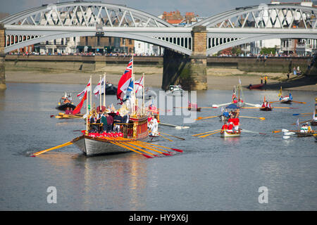 Barnes Bridge, Londres, Royaume-Uni. 2 avril, 2017. Le Cancer Research UK Voile Courses se déroulent à Londres. Parmi les plus anciens des courses de bateaux dans le monde, cette année voit la 163e Oxford Cambridge Boat Race et 72e Women's Boat Race de Putney Bridge à Mortlake sur le parcours de championnat, suivi par des millions dans le monde entier sur la TV en direct. La Barge Royale Gloriana chefs en amont vers Chiswick Bridge et la ligne d'arrivée de course suivi d'une flottille de bateaux d'aviron et de sécurité lance avant de commencer la course. Credit : Malcolm Park/Alamy Live News. Banque D'Images