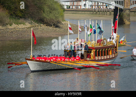 Barnes Bridge, Londres, Royaume-Uni. 2 avril, 2017. Le Cancer Research UK Voile Courses se déroulent à Londres. Parmi les plus anciens des courses de bateaux dans le monde, cette année voit la 163e Oxford Cambridge Boat Race et 72e Women's Boat Race de Putney Bridge à Mortlake sur le parcours de championnat, suivi par des millions dans le monde entier sur la TV en direct. La Barge Royale Gloriana chefs en amont vers Chiswick Bridge et la ligne d'arrivée de course suivi d'une flottille de bateaux d'aviron et de sécurité lance avant de commencer la course. Credit : Malcolm Park/Alamy Live News. Banque D'Images