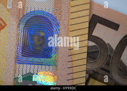 Leipzig, Allemagne. Mar 28, 2017. Un nouveau billet de banque Euro 50, photographié au cours d'une conférence de presse de la Banque fédérale allemande (Deutsche Bundesbank') à Leipzig, Allemagne, 28 mars 2017. La nouvelle banque remarque dispose de plus de caractéristiques de sécurité telles qu'une fenêtre avec un portrait hologramme qui est aussi utilisé pour le nouveau 20 Euro bank note. Les premiers billets seront mis en circulation le 4 avril 2017. Photo : Hendrik Schmidt/dpa-Zentralbild/ZB/dpa/Alamy Live News Banque D'Images