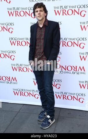 New York, NY, USA. 2ème apr 2017. Jesse Eisenberg dans de spectateurs dans la pièce QUI SE PASSE MAL Soirée d'ouverture Soirée d'ouverture à Broadway, Lyceum Theatre et Guastivino's, New York, NY Avril 2, 2017. Crédit : John Nacion/Everett Collection/Alamy Live News Banque D'Images