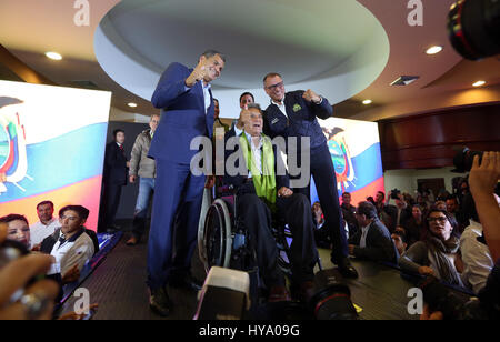 Quito, Pichincha, Equateur. 2ème apr 2017. Candidat à la présidence de la République par le parti de gouvernement de pays de l'Alianza, LenÃ-n Moreno, CEN, avec le vice-président Jorge Glas, droite, et le président de l'Equateur Rafael Correa, à gauche, avant la fourniture des résultats officiels, à Quito, Équateur, Dimanche, Avril 02, 2017. Credit : Leonardo Franco-Photos/ZUMA/Alamy Fil Live News Banque D'Images