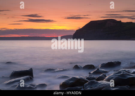 Seatown, Dorset, UK. 2ème apr 2017. Météo britannique. Les soleils se couche derrière les hautes falaises du Cap d'or à Seatown sur la côte jurassique du Dorset. Crédit photo : Graham Hunt/Alamy Live News Banque D'Images