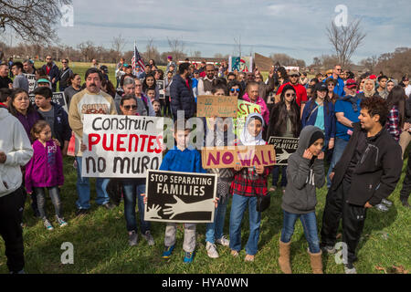 Et Detroit Dearborn, Michigan, USA. 2ème apr 2017. "Construire des ponts voisins' : cuisine mexicaine et les immigrants musulmans à partir de mars l'église catholique Saint Gabriel à l'américain La société musulmane à la mosquée de faire preuve d'unité et de s'opposer au Président du Trump projette de construire un mur à la frontière et d'empêcher les musulmans aux États-Unis. Crédit : Jim West/Alamy Live News Banque D'Images