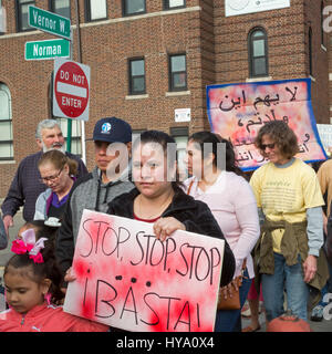 Et Detroit Dearborn, Michigan, USA. 2ème apr 2017. "Construire des ponts voisins' : cuisine mexicaine et les immigrants musulmans à partir de mars l'église catholique Saint Gabriel à l'américain La société musulmane à la mosquée de faire preuve d'unité et de s'opposer au Président du Trump projette de construire un mur à la frontière et d'empêcher les musulmans aux États-Unis. Crédit : Jim West/Alamy Live News Banque D'Images