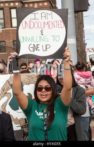 Et Detroit Dearborn, Michigan, USA. 2ème apr 2017. "Construire des ponts voisins' : cuisine mexicaine et les immigrants musulmans à partir de mars l'église catholique Saint Gabriel à l'américain La société musulmane à la mosquée de faire preuve d'unité et de s'opposer au Président du Trump projette de construire un mur à la frontière et d'empêcher les musulmans aux États-Unis. Crédit : Jim West/Alamy Live News Banque D'Images