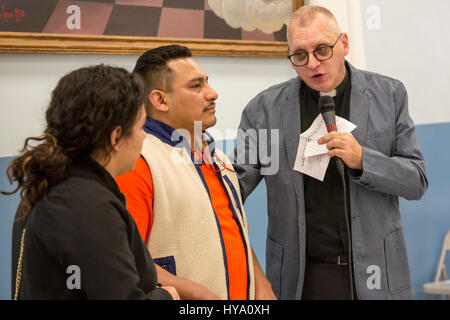 Et Detroit Dearborn, Michigan, USA. 2ème apr 2017. "Construire des ponts voisins' : cuisine mexicaine et les immigrants musulmans à partir de mars l'église catholique Saint Gabriel à l'américain La société musulmane à la mosquée de faire preuve d'unité et de s'opposer au Président du Trump projette de construire un mur à la frontière et d'empêcher les musulmans aux États-Unis. Avant la marche, le pasteur de Saint Gabriel, Fr. Marc Gawronski, a parlé avec Mario Hernandez, qui est sur le point d'être séparé de sa famille et expulsé après 19 ans aux États-Unis. À gauche, est la fille de Hernandez, Estrella. Crédit : Jim West/Alamy Live News Banque D'Images