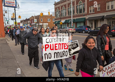 Et Detroit Dearborn, Michigan, USA. 2ème apr 2017. "Construire des ponts voisins' : cuisine mexicaine et les immigrants musulmans à partir de mars l'église catholique Saint Gabriel à l'américain La société musulmane à la mosquée de faire preuve d'unité et de s'opposer au Président du Trump projette de construire un mur à la frontière et d'empêcher les musulmans aux États-Unis. Crédit : Jim West/Alamy Live News Banque D'Images