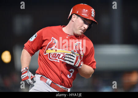 Memphis, TN, USA. 30Th Mar, 2017. Cardinals de Saint-Louis Jedd Gyorko frappeur désigné tours deuxième base après avoir frappé une troisième manche home run lors d'un match contre les Memphis Redbirds à AutoZone park à Memphis, TN. Saint Louis a gagné 9-3. McAfee Austin/CSM/Alamy Live News Banque D'Images