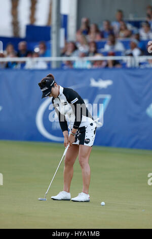 Rancho Mirage, Californie, USA. 09Th avr, 2017. 02 avril 2017, de sorte Yeon Ryu de Corée du Sud les putts pour birdie au 18e trou durant les séries éliminatoires de l'ANA 2017 inspiration au cours du tournoi Dinah Shore à Mission Hills Country Club de Rancho Mirage, en Californie. Charles Baus/CSM Crédit : Cal Sport Media/Alamy Live News Banque D'Images