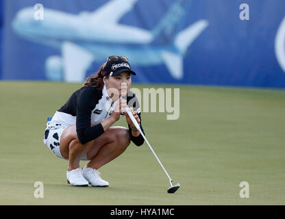 Rancho Mirage, Californie, USA. 09Th avr, 2017. 02 avril 2017, de sorte Yeon Ryu de Corée du Sud s'aligne un putt au 18e trou durant les séries éliminatoires de l'ANA 2017 inspiration au cours du tournoi Dinah Shore à Mission Hills Country Club de Rancho Mirage, en Californie. Charles Baus/CSM Crédit : Cal Sport Media/Alamy Live News Banque D'Images